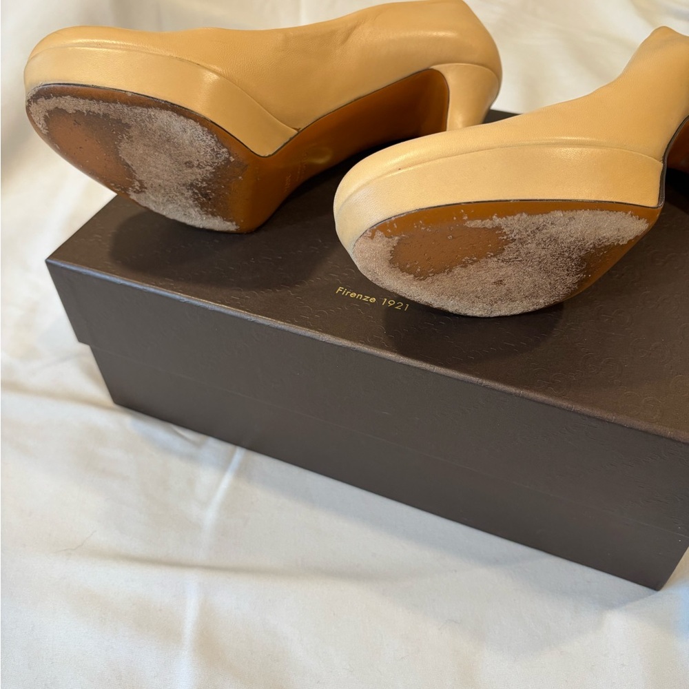 Gucci Women's Beige Leather Heels - Picture 5 of 10